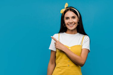 pozitif kız mavi izole parmak ile işaret 