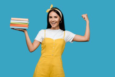 kafa bandında mutlu kadın kitap tutan ve mavi izole gesturing 
