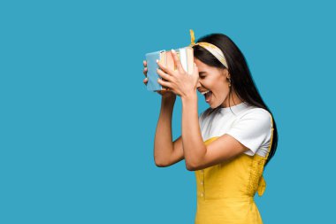 mavi izole kitaplar tutarken duygusal kadın çığlık 