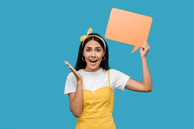 mavi izole turuncu konuşma balonu tutan heyecanlı kız 