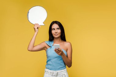 boş konuşma balonu ve akıllı telefon turuncu izole tutan pensive kız 