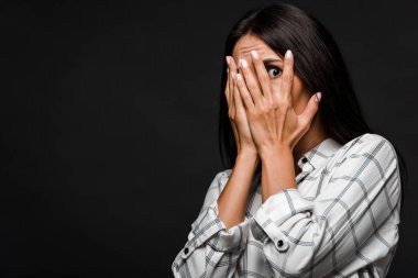 siyah izole yüz kapsayan korkmuş kadın 