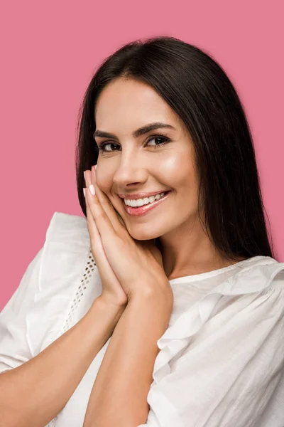 Mujer Feliz Mirando Cámara Sonriendo Aislado Rosa — Foto de Stock