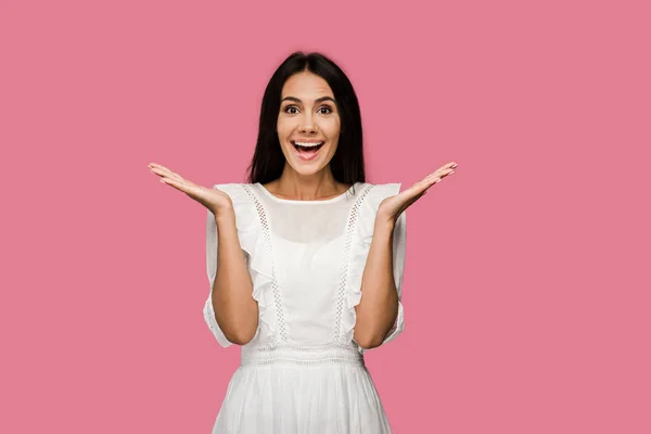 Beyaz Elbiseli Gülümseyen Kadın Pembe Izole Gesturing — Stok fotoğraf