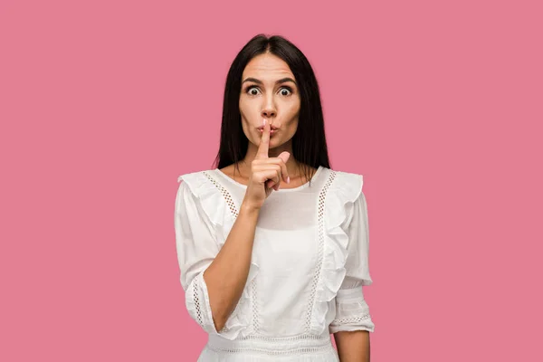 Mujer Atractiva Vestido Mostrando Signo Silencio Aislado Rosa — Foto de Stock