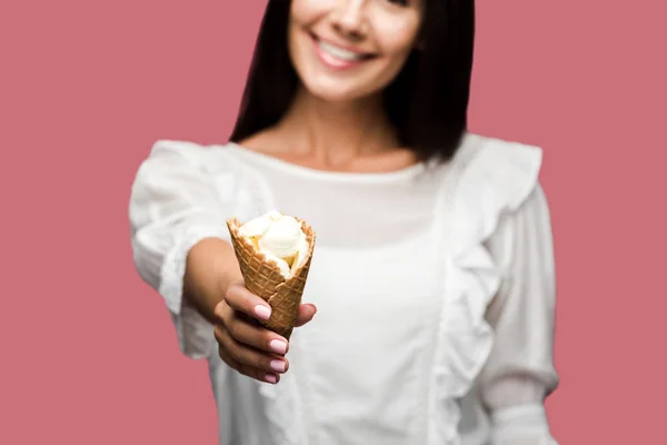 Vista Ritagliata Donna Felice Con Gustoso Cono Gelato Isolato Rosa — Foto Stock