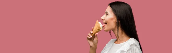 Panoramische Shot Van Gelukkige Vrouw Eten Smakelijk Ijs Geïsoleerd Roze — Stockfoto