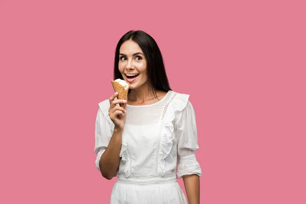 Femme Heureuse Robe Tenant Savoureuse Crème Glacée Isolée Sur Rose — Photo