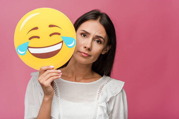 КИЕВ, УКРАИНА - 8 августа 2019 года: молодая женщина, держащая улыбку, изолирована на розовом
 