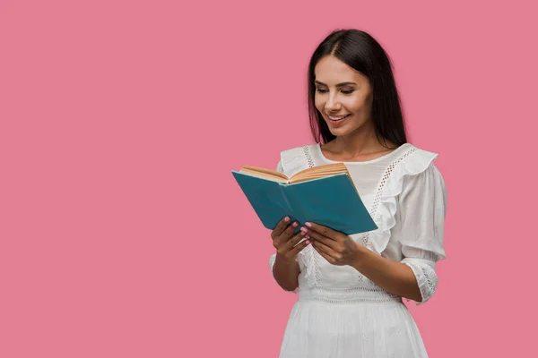 Mujer Feliz Vestido Libro Lectura Aislado Rosa — Foto de Stock