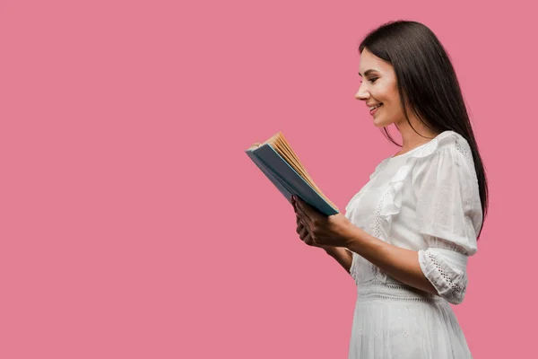 Vrolijke Vrouw Jurk Lezen Boek Geïsoleerd Roze — Stockfoto