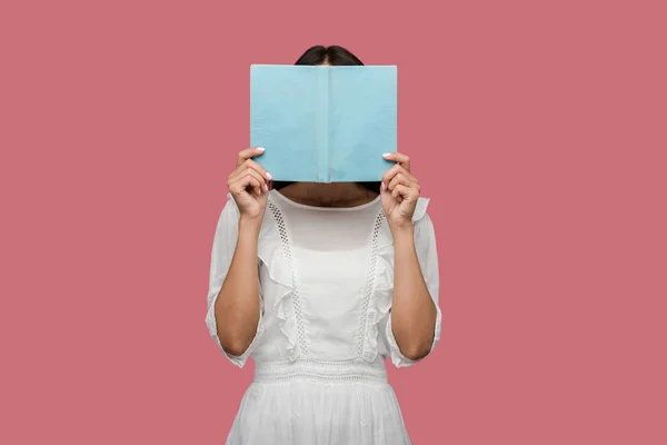 Jonge Vrouw Jurk Bedekt Gezicht Met Blauw Boek Geïsoleerd Roze — Stockfoto