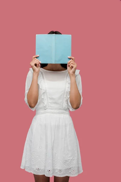 Mujer Joven Vestido Que Cubre Cara Mientras Lee Libro Azul —  Fotos de Stock