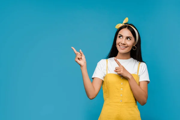 Glückliche Frau Die Mit Den Fingern Auf Blau Zeigt — Stockfoto