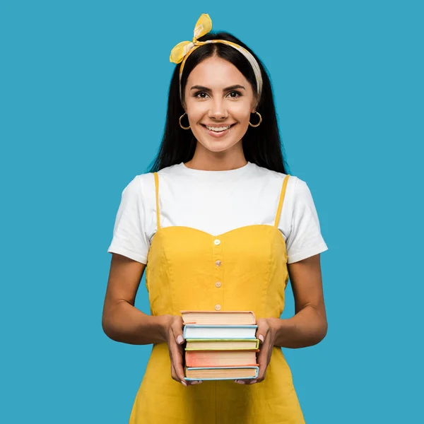 Alegre Chica Sosteniendo Libros Mirando Cámara Aislado Azul — Foto de Stock