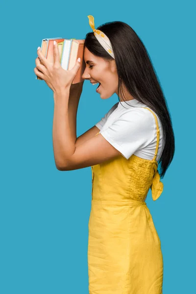 Gelukkige Vrouw Hoofdband Holding Boeken Buurt Van Hoofd Geïsoleerd Blauw — Stockfoto