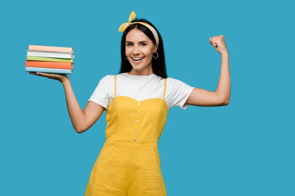 Gelukkige Vrouw Hoofdband Holding Boeken Gebaren Geïsoleerd Blauw — Stockfoto