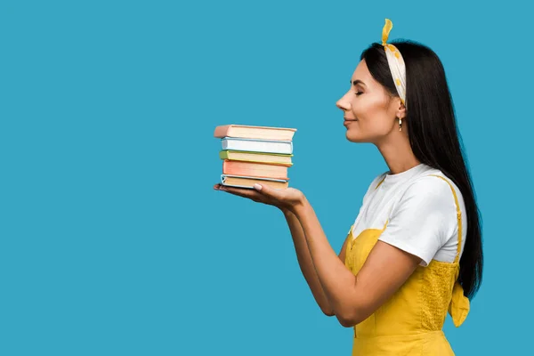 Zijaanzicht Vrouw Holding Boeken Geïsoleerd Blauw — Stockfoto