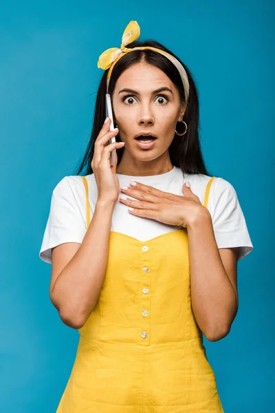 Mujer Conmocionada Hablando Teléfono Inteligente Aislado Azul — Foto de Stock