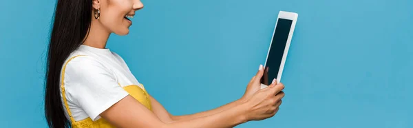 Tiro Panorâmico Mulher Jovem Usando Tablet Digital Isolado Azul — Fotografia de Stock