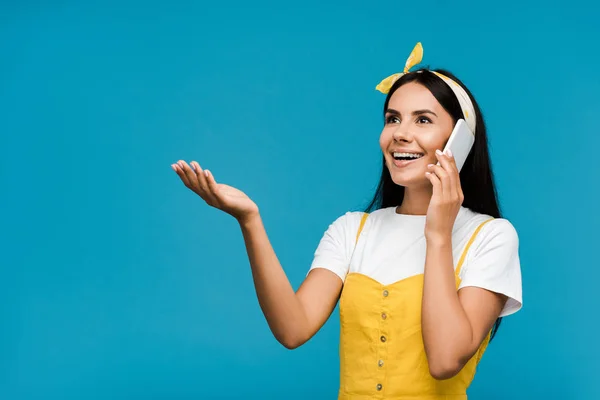 Chica Feliz Hablando Teléfono Inteligente Gesto Aislado Azul — Foto de Stock