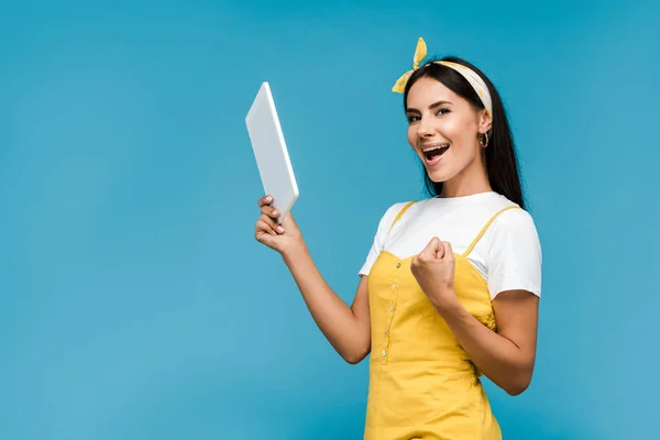 Chica Feliz Sosteniendo Tableta Digital Pie Con Puño Cerrado Aislado —  Fotos de Stock