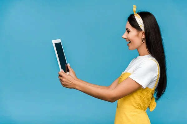 Mujer Feliz Joven Usando Tableta Digital Aislada Azul —  Fotos de Stock