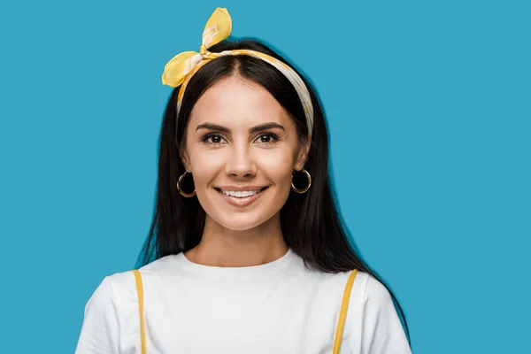 Feliz Jovem Mulher Olhando Para Câmera Isolada Azul — Fotografia de Stock