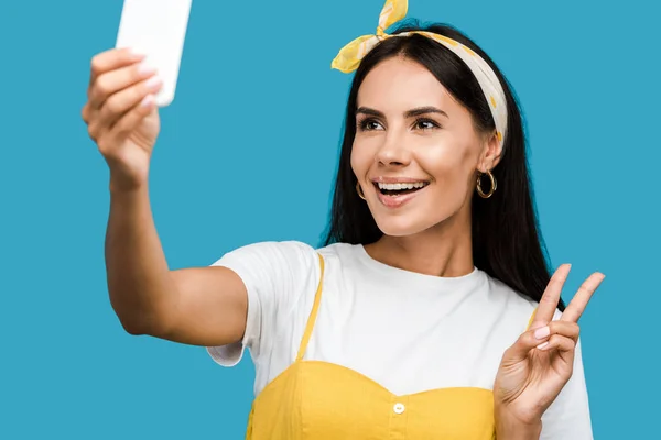 Selective Focus Happy Woman Taking Selfie Smartphone While Showing Peace — Stock Photo, Image