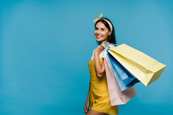 Feliz Joven Mujer Pie Con Coloridas Bolsas Compras Aisladas Azul — Foto de Stock