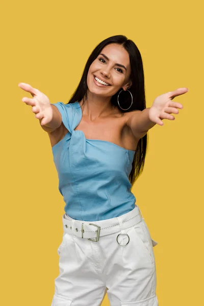 Selectieve Focus Van Gelukkige Vrouw Met Uitgestrekte Handen Geïsoleerd Oranje — Stockfoto