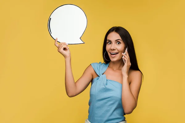 Menina Feliz Segurando Bolha Discurso Branco Enquanto Fala Smartphone Isolado — Fotografia de Stock