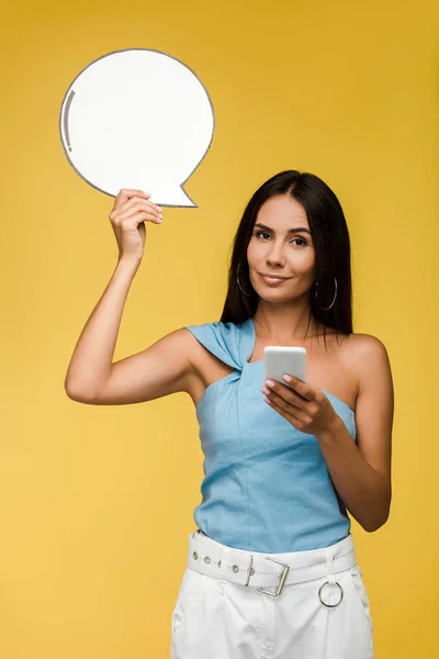 Menina Atraente Segurando Bolha Fala Branco Usando Smartphone Isolado Laranja — Fotografia de Stock