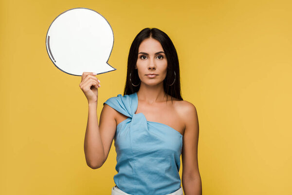 привлекательная девушка держит пустой пузырь речи изолированы на оранжевый
 