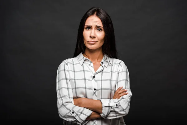 Unzufriedene Frau Steht Mit Verschränkten Armen Isoliert Auf Schwarz — Stockfoto