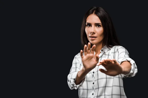 Siyah Izole Kamera Bakarken Stresli Kadın Gesturing — Stok fotoğraf