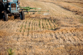 Selektiver Fokus moderner Traktoren auf Weizenfeld 