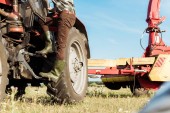Selektiver Fokus des modernen Traktors auf dem Weizenfeld im Bauernhof 