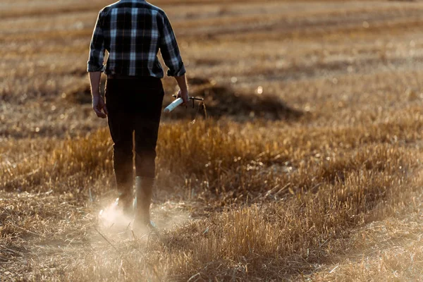 Visão Cortada Homem Sênior Segurando Ancinho Enquanto Caminha Campo Trigo — Fotografia de Stock