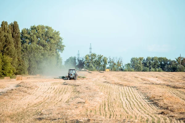 Foco Seletivo Trator Moderno Campo Trigo Perto Árvores Verdes — Fotografia de Stock