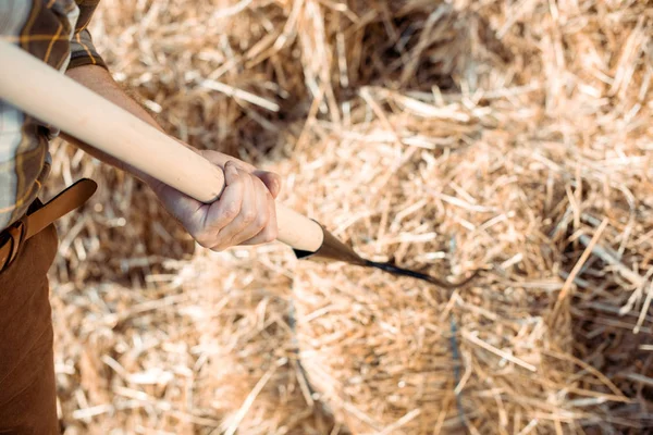 Bijgesneden Beeld Van Senior Man Holding Rake Buurt Van Hay — Stockfoto