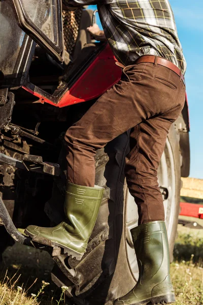 Blick Auf Selbstständigen Landwirt Bei Modernem Traktor Verstellt — Stockfoto