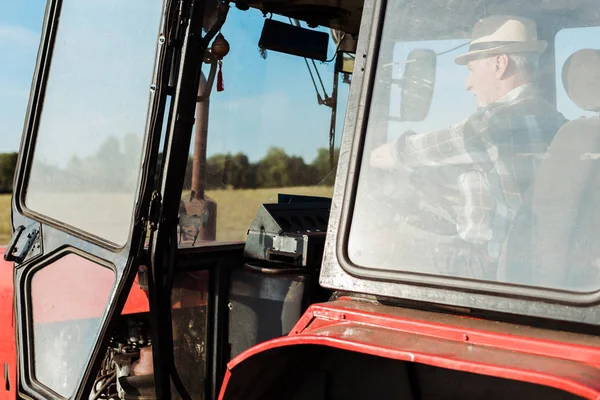 Zelfstandig Man Stro Hoed Rijden Tractor — Stockfoto