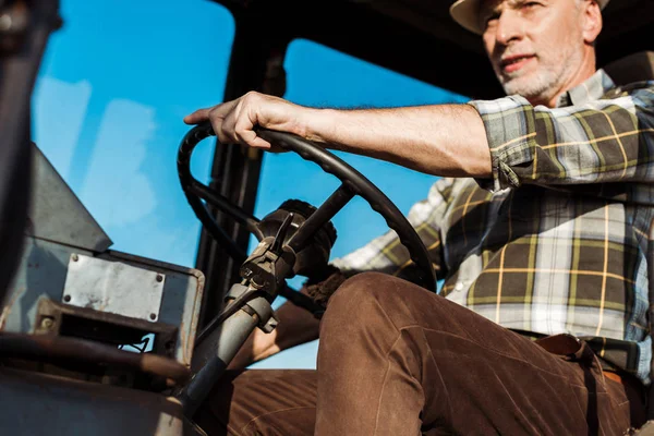 Lage Hoek Zicht Van Senior Man Stro Hoed Rijden Tractor — Stockfoto