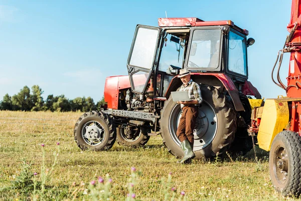 Selective Focus Bearded Farmer Straw Hat Using Laptop Tractor — Stock Photo, Image