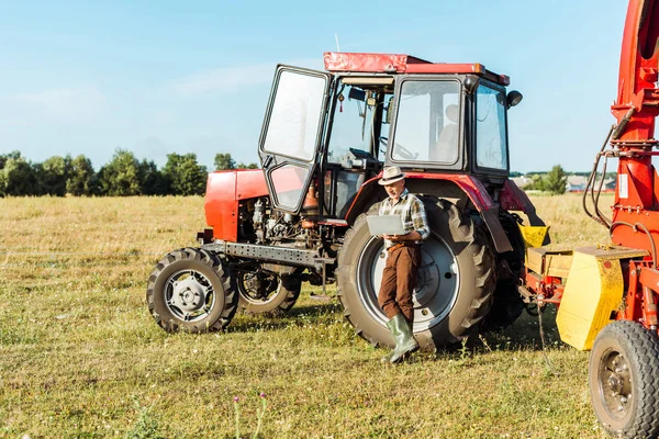 Agriculteur Barbu Chapeau Paille Utilisant Ordinateur Portable Près Tracteur — Photo