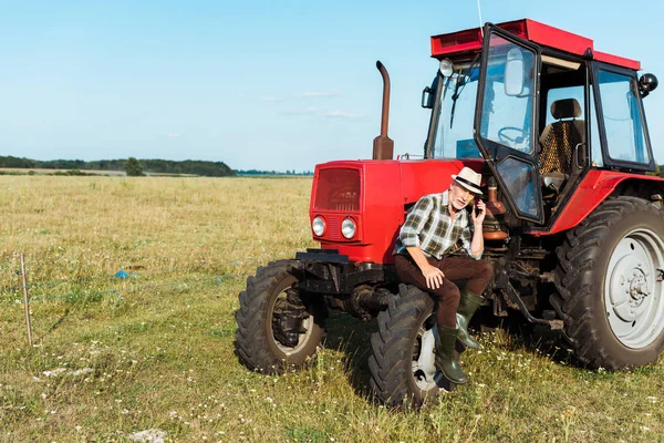 Brodaty Agronom Rozmawiać Smartphone Pobliżu Ciągnika — Zdjęcie stockowe