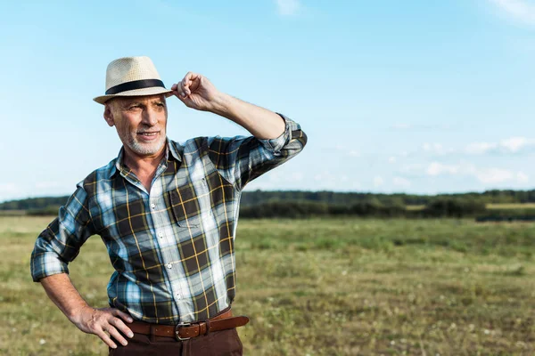 Happy Farmer Standing Hand Hip While Touching Straw Hat — Stock Photo, Image