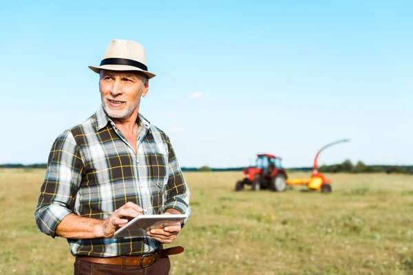 Cheerful Self Employed Farmer Straw Hat Using Digital Tablet Field — Stock Photo, Image