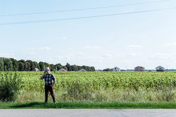 Γένια Αυτοαπασχολούμενο Αγρότη Που Μιλά Smartphone Στο Πεδίο — Φωτογραφία Αρχείου